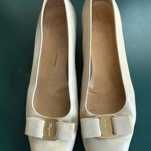 Classic Salvatore Ferragamo Cream Heels with Gold Accent Bows